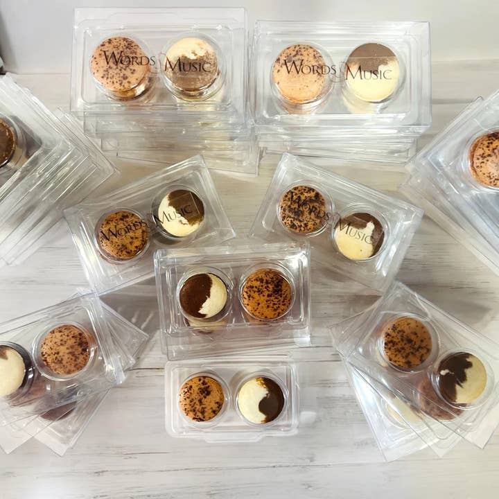 macaron centrale - Wholesale Cookie - Elegant Horizontal Presentation | Custom Logo Macaron Set