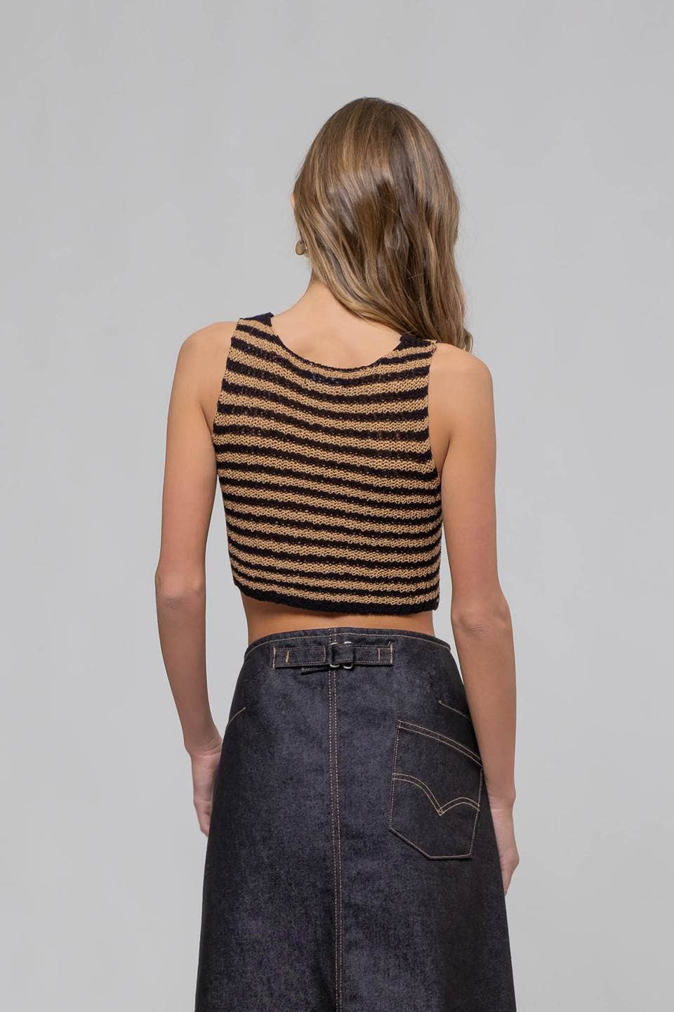 The Workshop Studio - Vendita all'ingrosso Gilè imbottito - Donna - Gilet a maglia crochet a righe con scollo a V e chiusura frontale con gancetto1