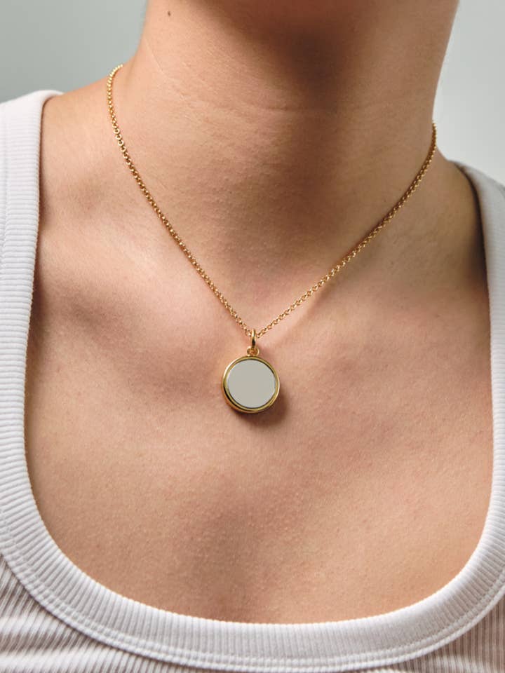 Collier à pendentif en métal doré Stanley en métal mélangé pour la vente par Ounce