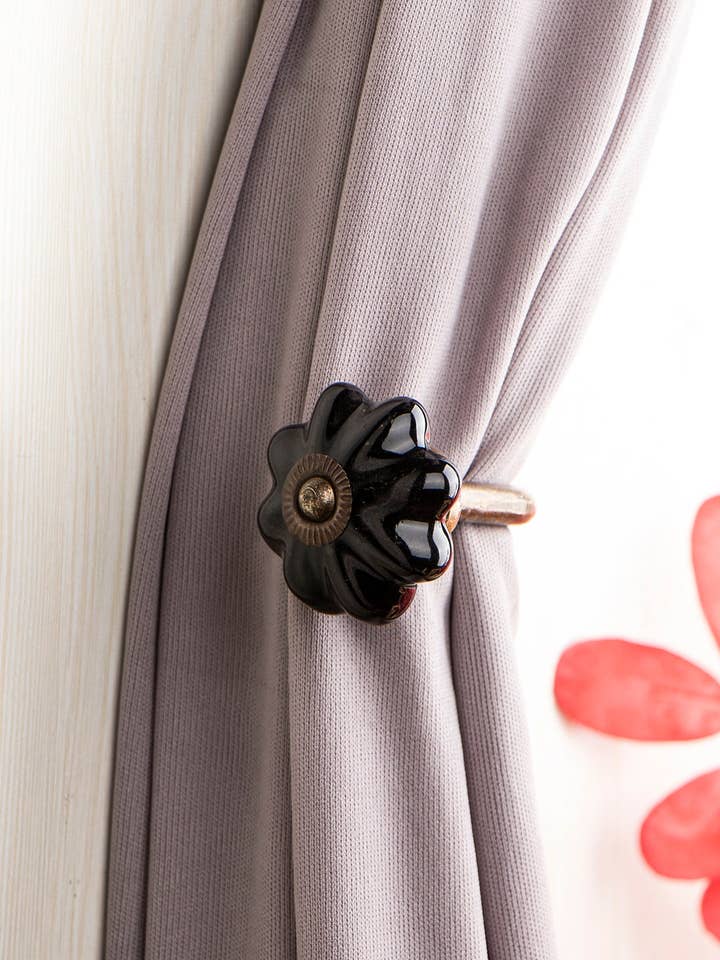 Gancho traseiro rústico de cor preta pintada à mão com cortina de flor decorativa em cerâmica pintada à mão Gancho de toalha de banho antigo (conjunto de 2) por atacado de KNOBCO