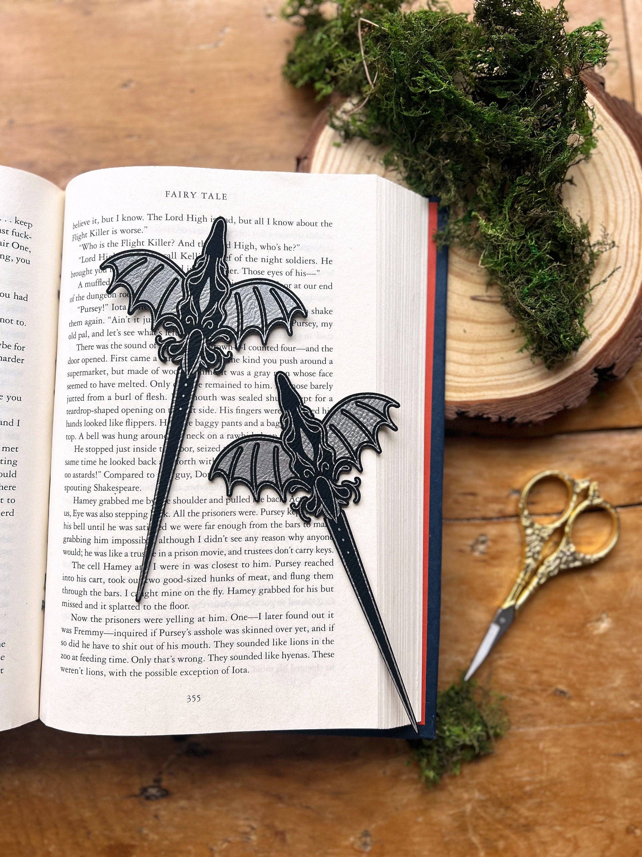 The Bookish Atelier – Großhandel Lesezeichen – Ethereal Dragon Lesezeichen aus Kunstleder1
