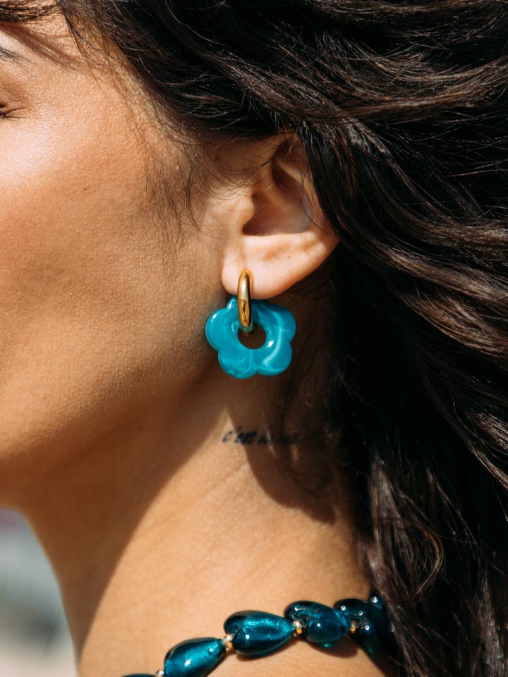 Boucles d'oreilles Teal Clover Drop Huggie pour la vente par Eye Candy Los Angeles