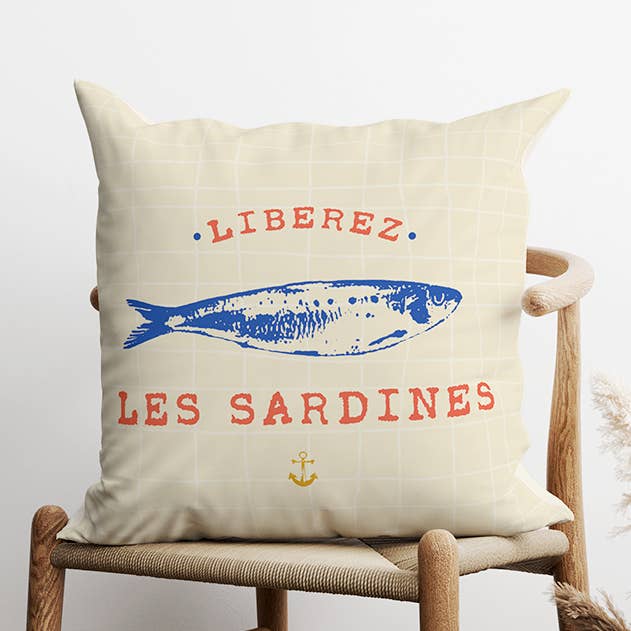 Coussin poisson déco bord de mer sardine pour la vente par Coast and Valley