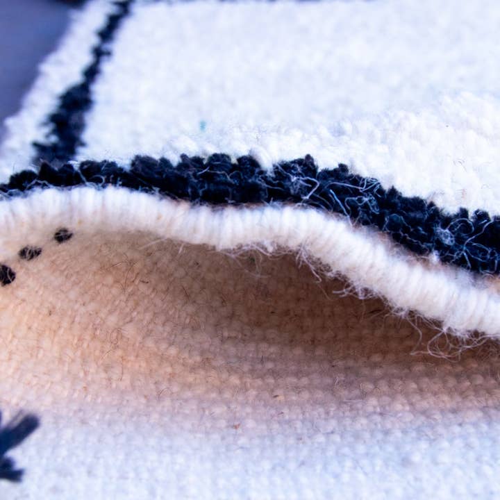 Daridecoo – Großhandel Teppichvorleger – MINIMALER WEISSER WOLLTEPPICH MIT EINER LINIE2