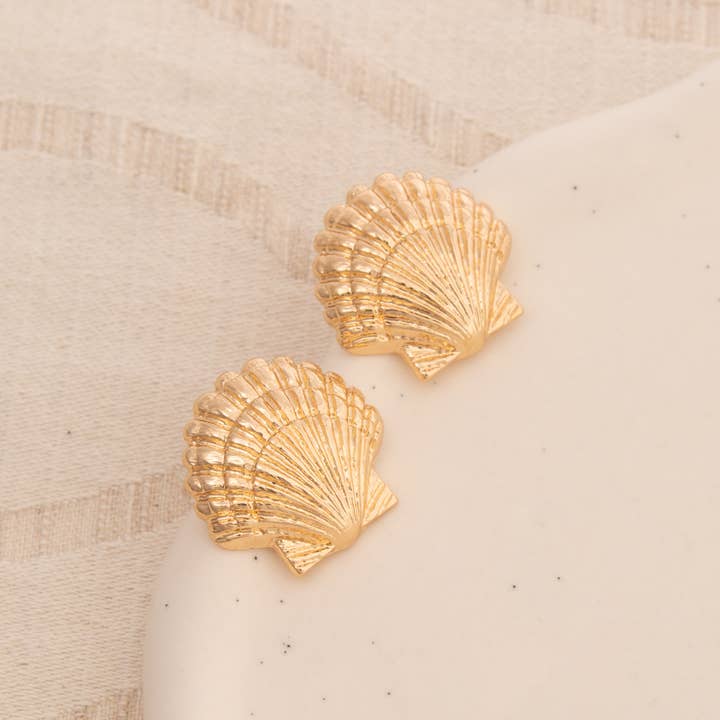 SP Sophia Collection - Wholesale Stud/Post Earrings - 3D SCALLOP SHELL POST EARRINGS