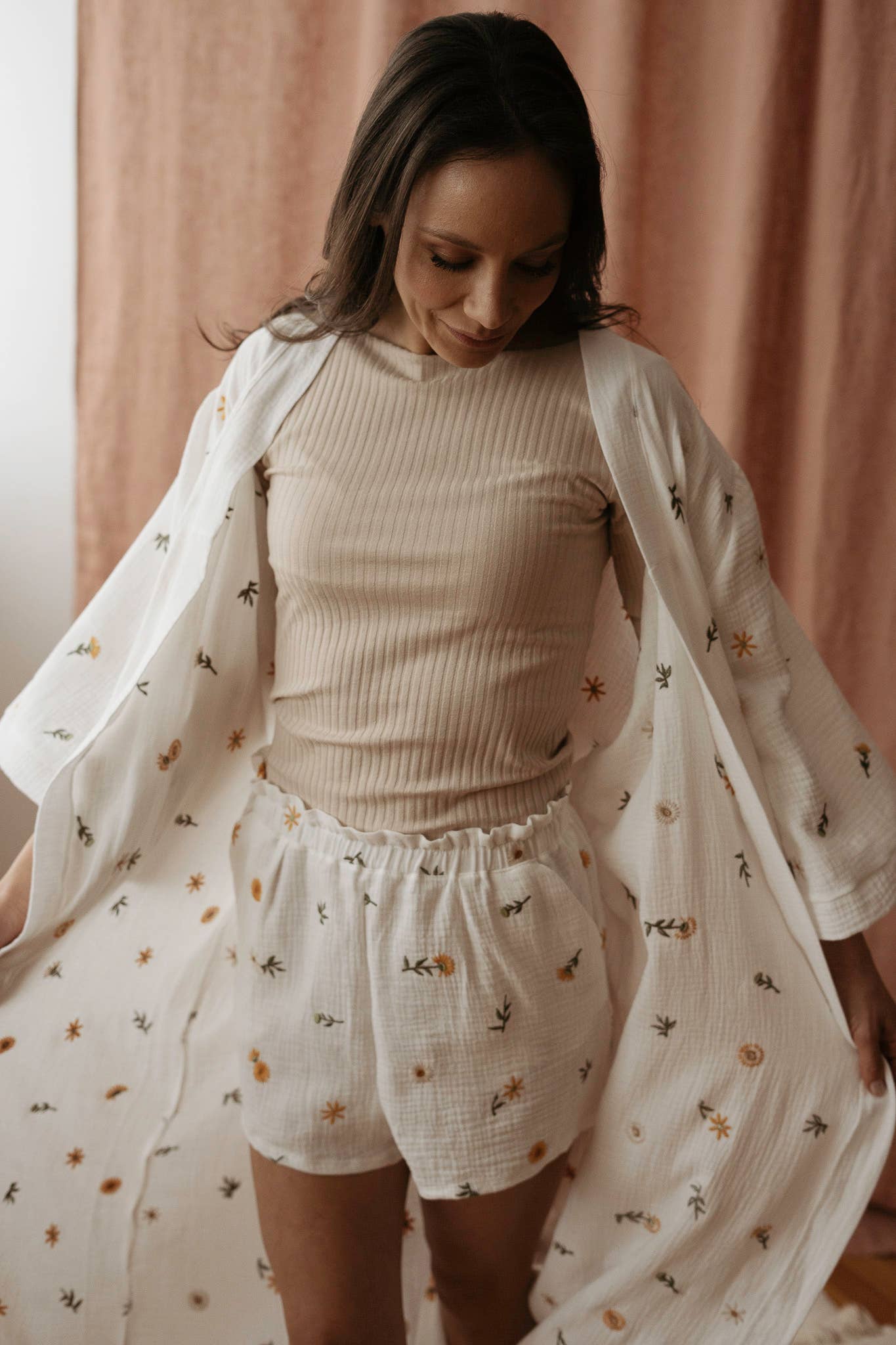 Evelina Apparel - Vente Short – femme - Short à volants en mousseline brodée/floral printanier - ivoire3