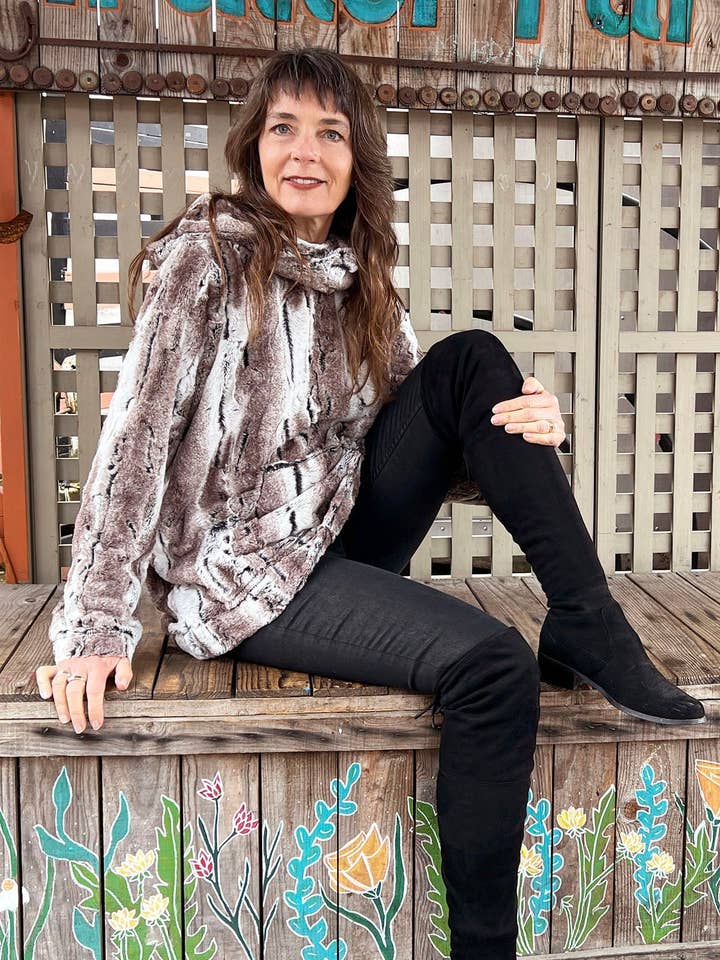 Hooded Lounger - Luxus-Kunstfell in Birke für den Großhandel von PANDEMONIUM