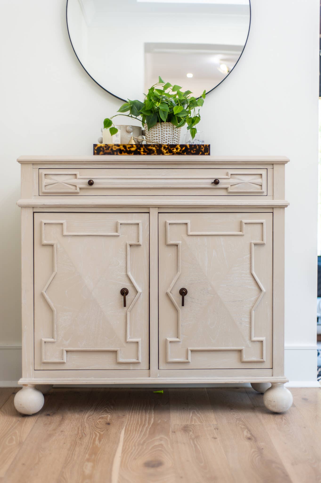 Auden & Avery - Wholesale Decorative Tray - VIDA Acrylic Tortoise X-Large Tray With Handles2