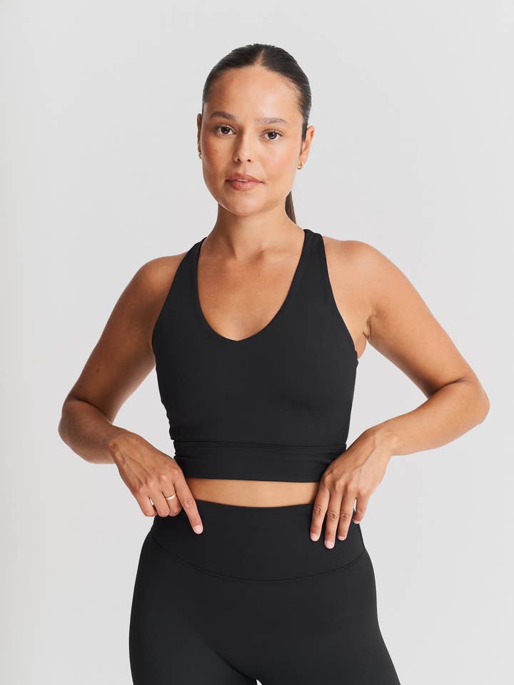 Sisterly Tribe – wholesale Sportbehåar – Dam – Softsculpt V-ringad BH med korsrygg - Svart