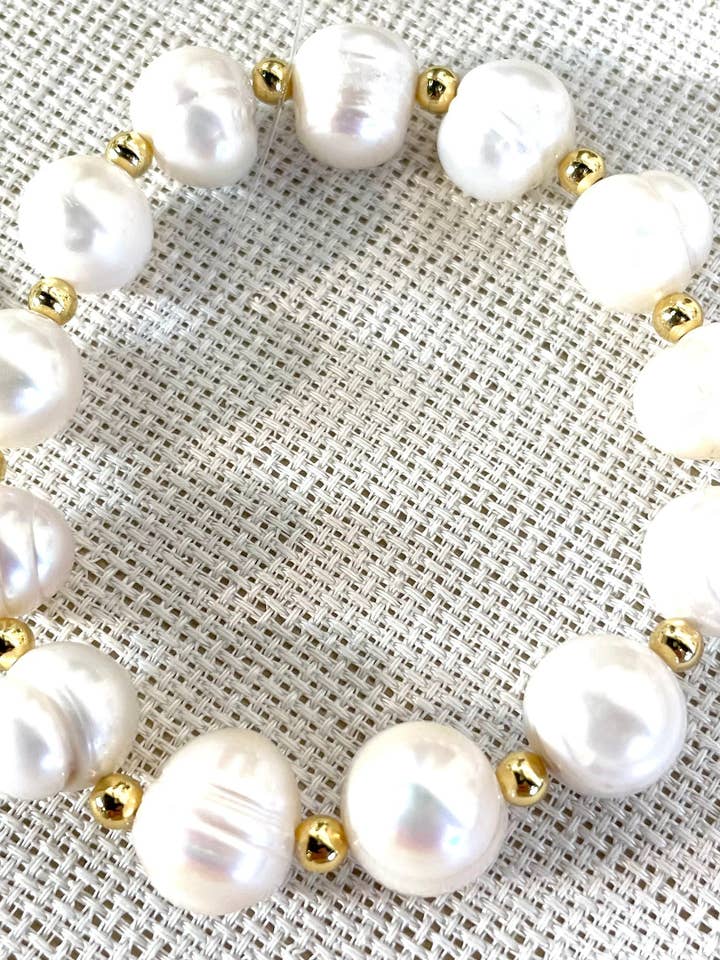 Bracelet en perles de pomme de terre avec perles dorées pour la vente par Studio G