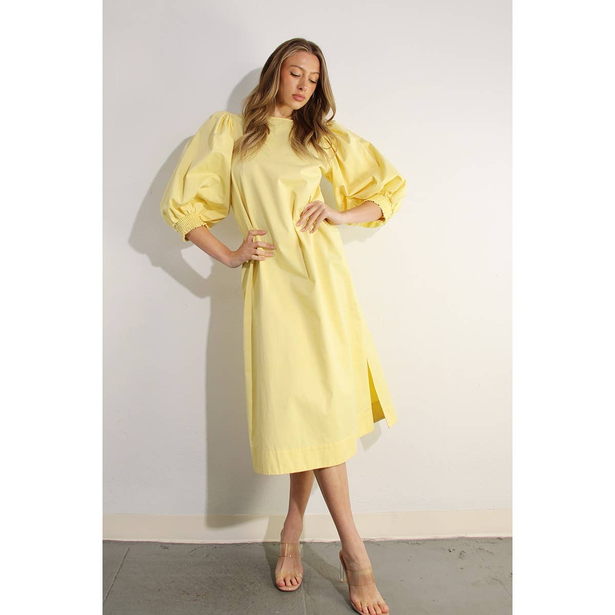 ERRÖTEN MIDIKLEID MIT BALLONÄRMELN für den Großhandel auf Faire15