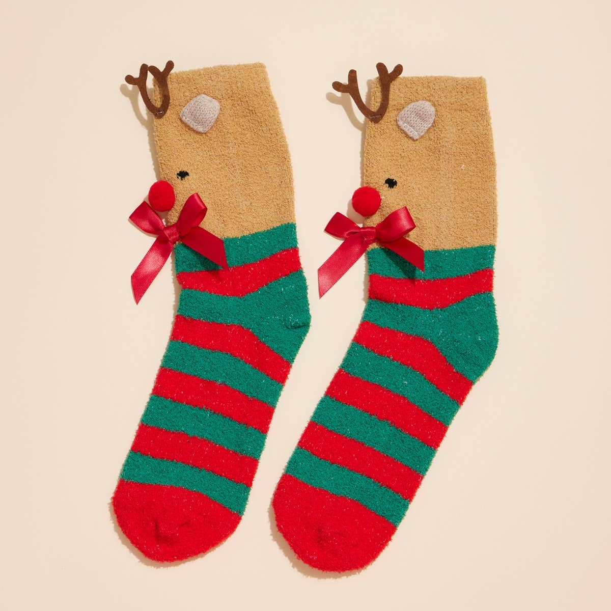 Sortiert Weihnachtliche Flauschsocken – Sortiment aus 4 Paaren als Weihnachtsgeschenk für den Großhandel auf Faire12