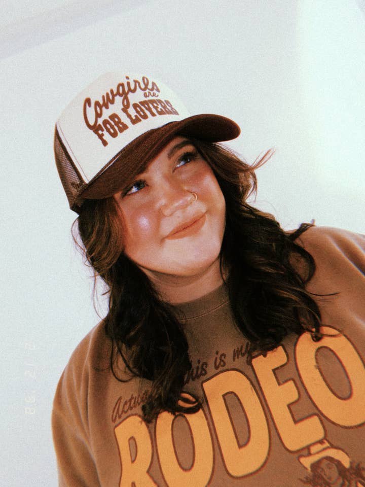 Les cowgirls sont pour les amoureux, casquette Western Trucker pour la vente par The Clandestine Underground