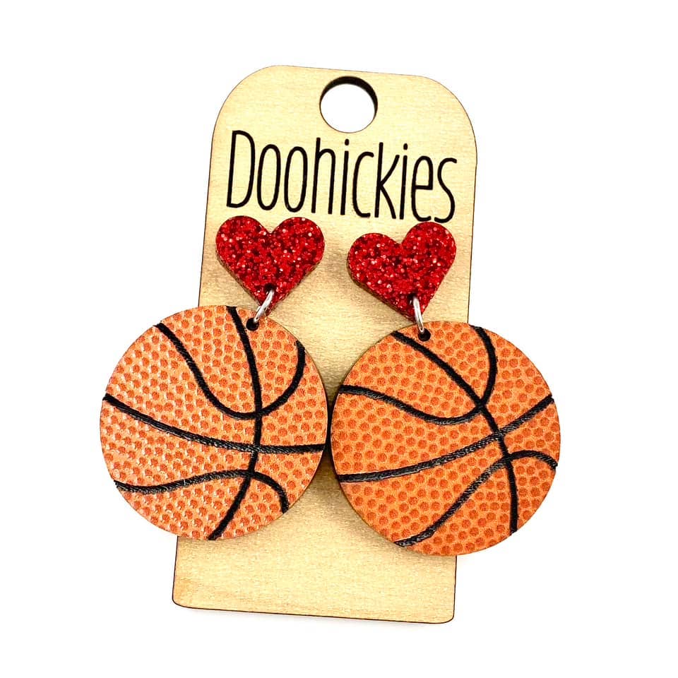 Doohickies - Vente Boucles d'oreilles pendantes - Pendentifs de basket-ball en forme de cœur personnalisés de 2 pouces - Boucles d'oreilles de sport1