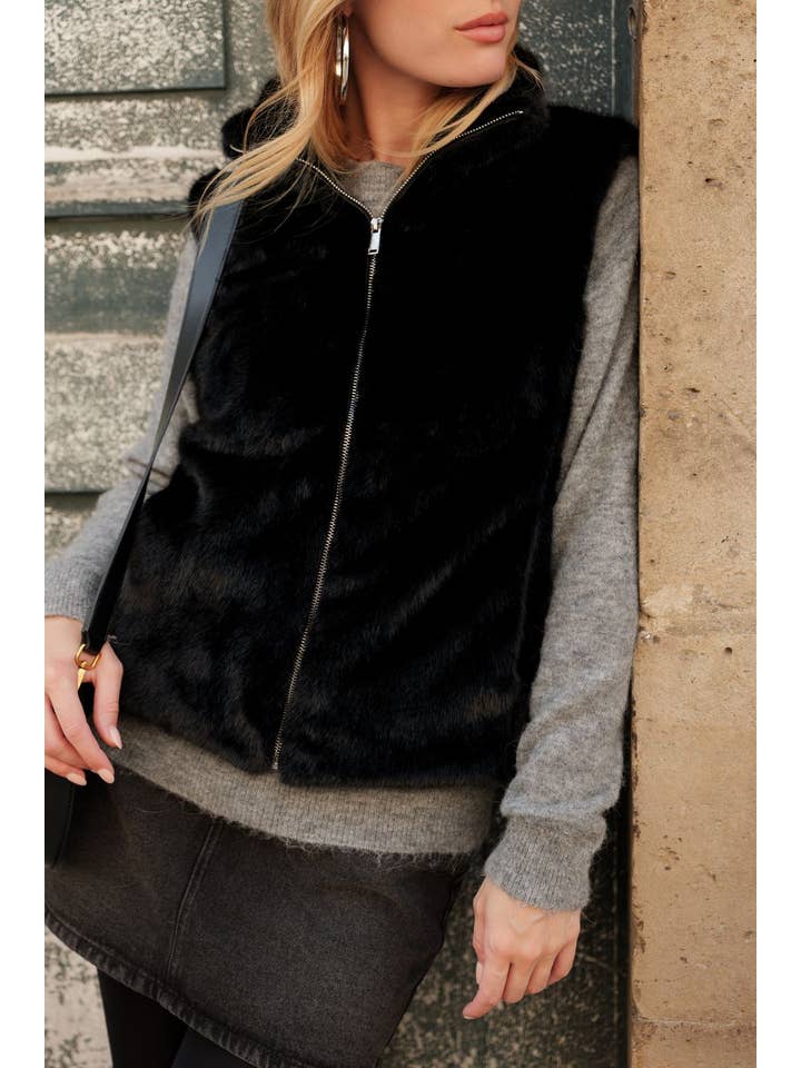 Attrait Paris - Wholesale Outerwear Vest - Women's - Ultra-soft faux fur sleeveless vest9