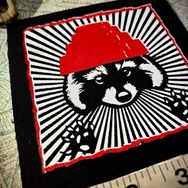 Three Raccoons - Vente Écusson - Sommes-nous pas ringards ? Raton laveur avec un écusson de chapeau Devo.2