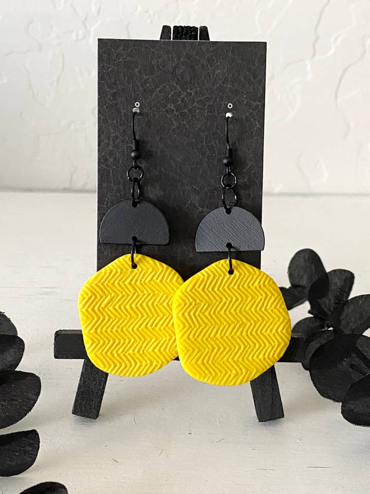 orecchini gialli, audaci, gioielli di tendenza, stile boho, neri per la vendita all'ingrosso da parte di midnightclayco