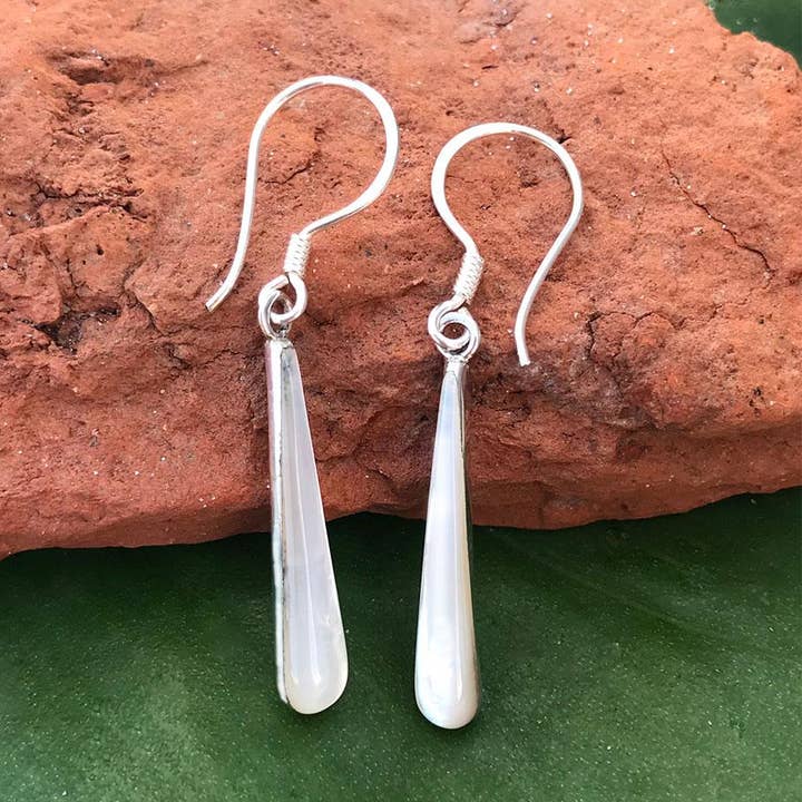 *Vente* Boucles d'oreilles en nacre Jiwa - Sterling, Indonésie pour la vente par Women's Peace Collection