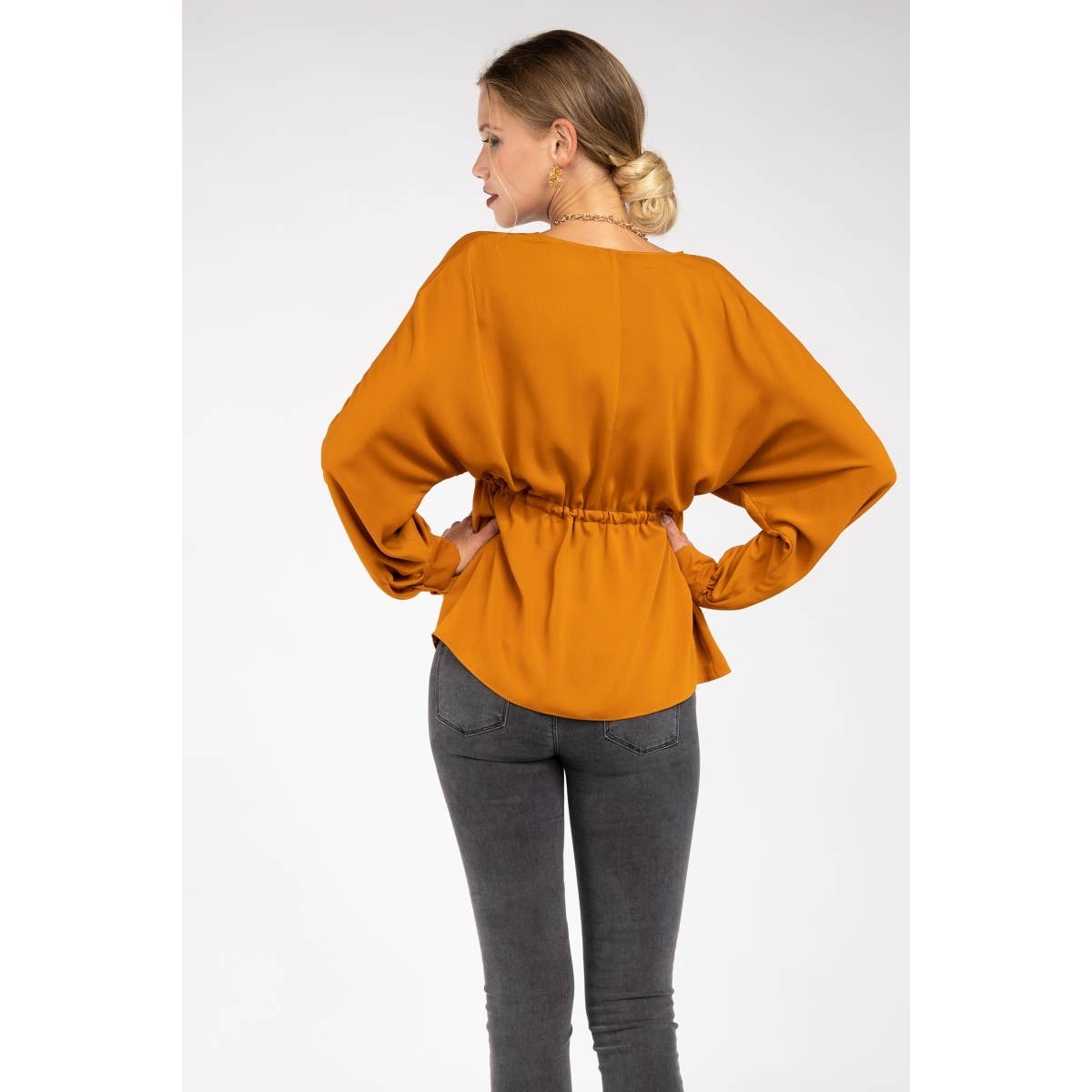 Naked Zebra Rack – Großhandel Bluse – Damen – Bluse mit Raglanärmeln und Bindedetail auf der Vorderseite2