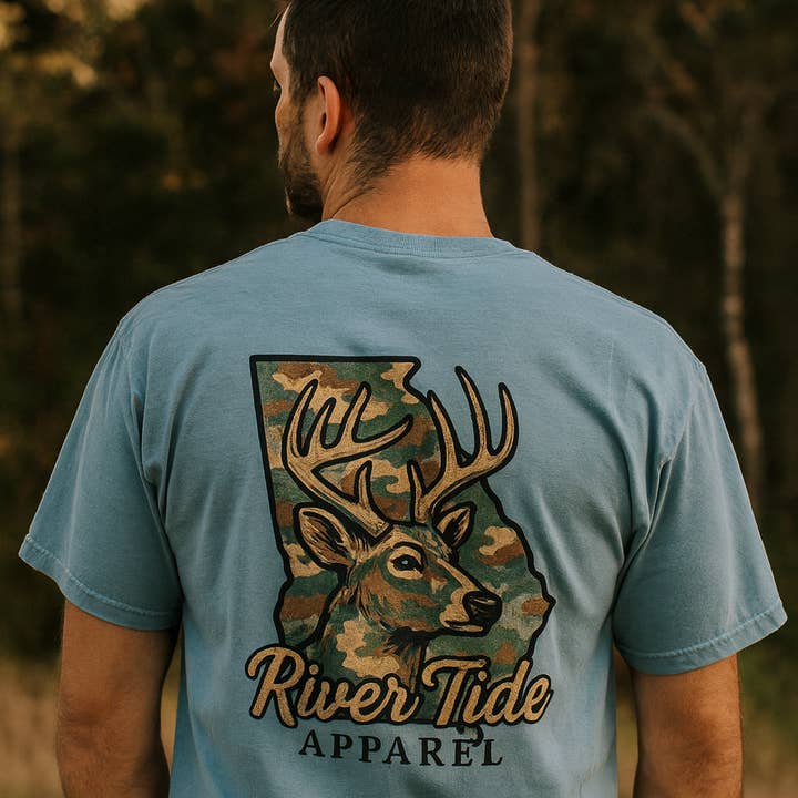 T-shirt Georgia Vintage Camo Buck pour la vente par River Tide Apparel