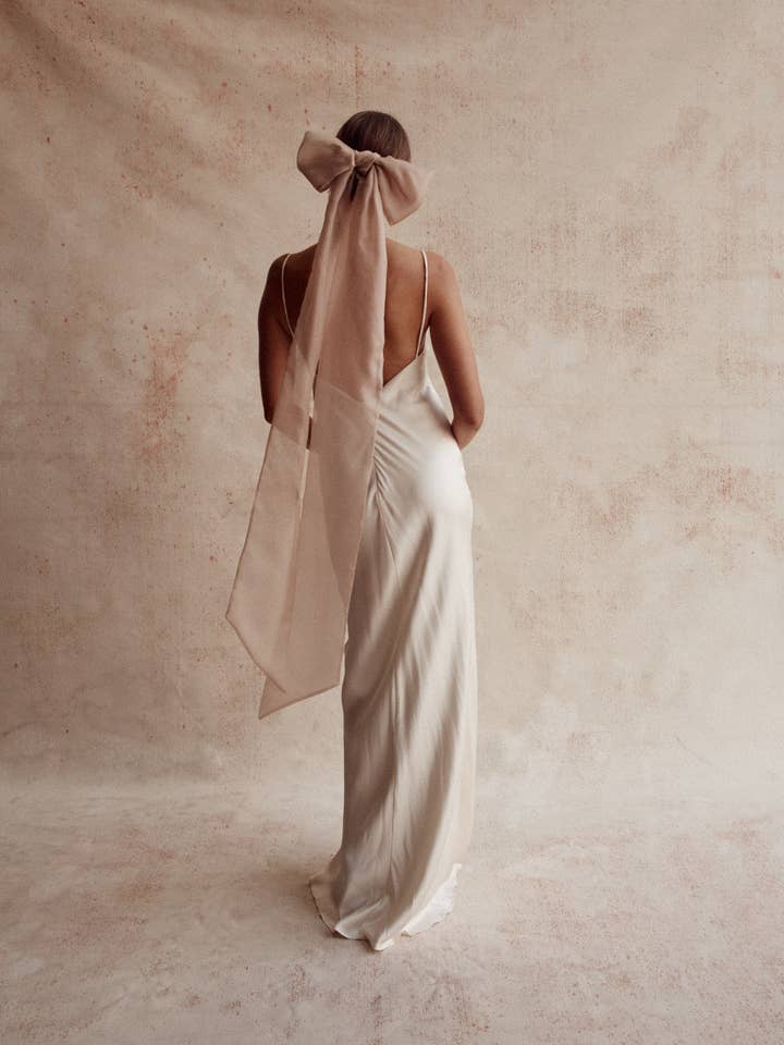 GOLDIE ORGANZA-BOGEN für den Großhandel von Dove Grey Accessories