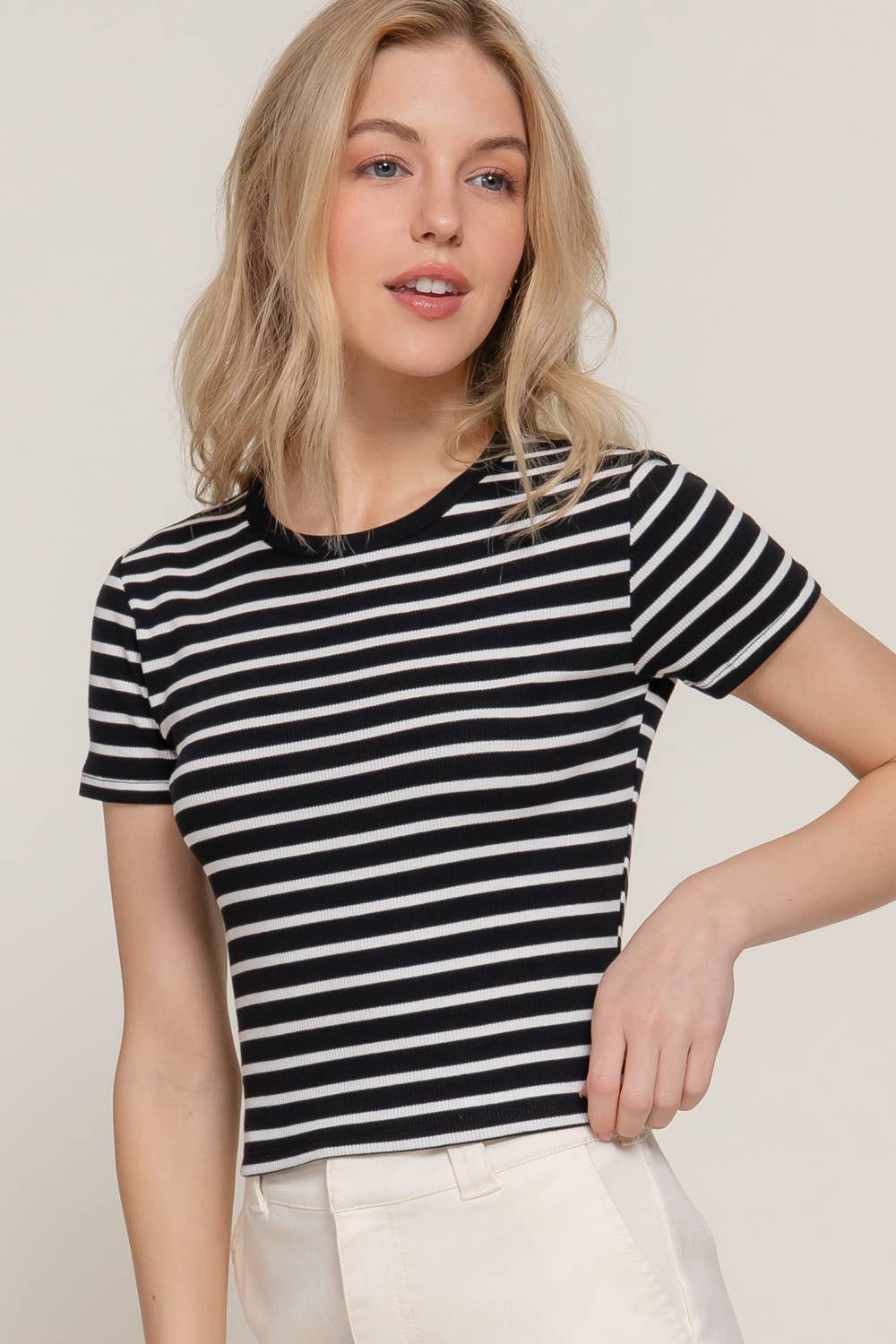 Active Basic | Active USA - Vendita all'ingrosso Top in maglia - Donna - Top a righe in cotone a costine con maniche corte e collo rotondo22