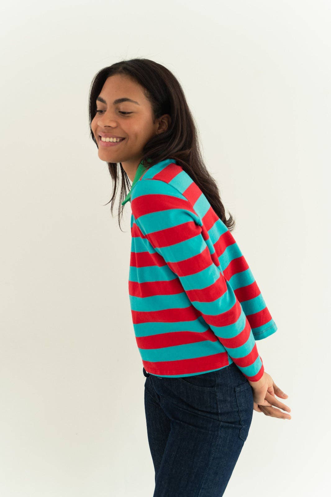 MindTraveler – Großhandel Poloshirt – Damen – Rotes und aquamarin gestreiftes Polo mit grünem Kragen4