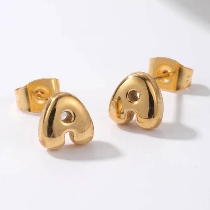 Gelbgold Bubble Letter Mini Ohrstecker mit Buchstaben aus 18K Goldstahl für den Großhandel auf Faire28