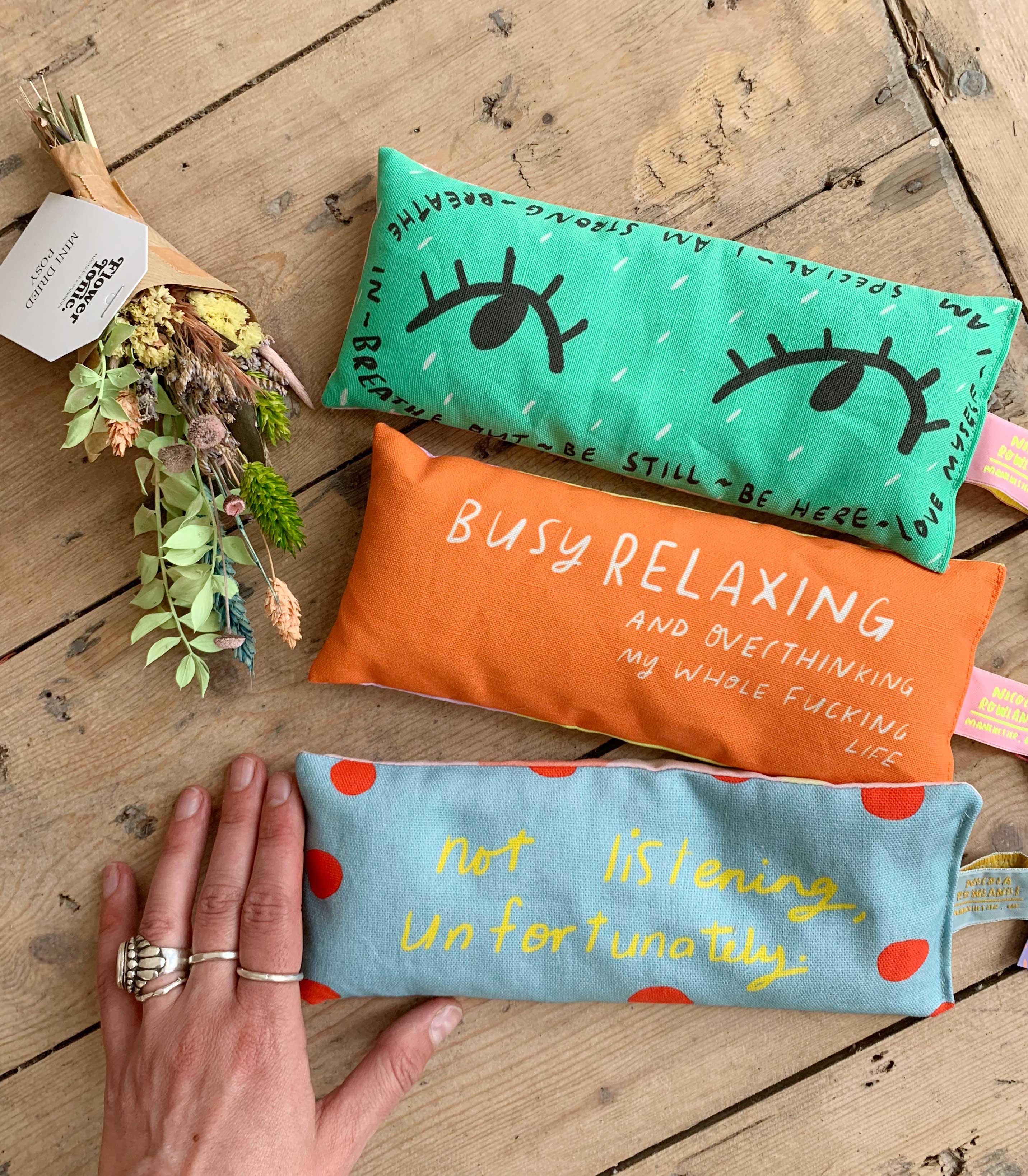 Nicola Rowlands - Vendita all'ingrosso Cuscino ortopedico/per spa - Inspira, espira, occhi verdi, borsa lavanda9