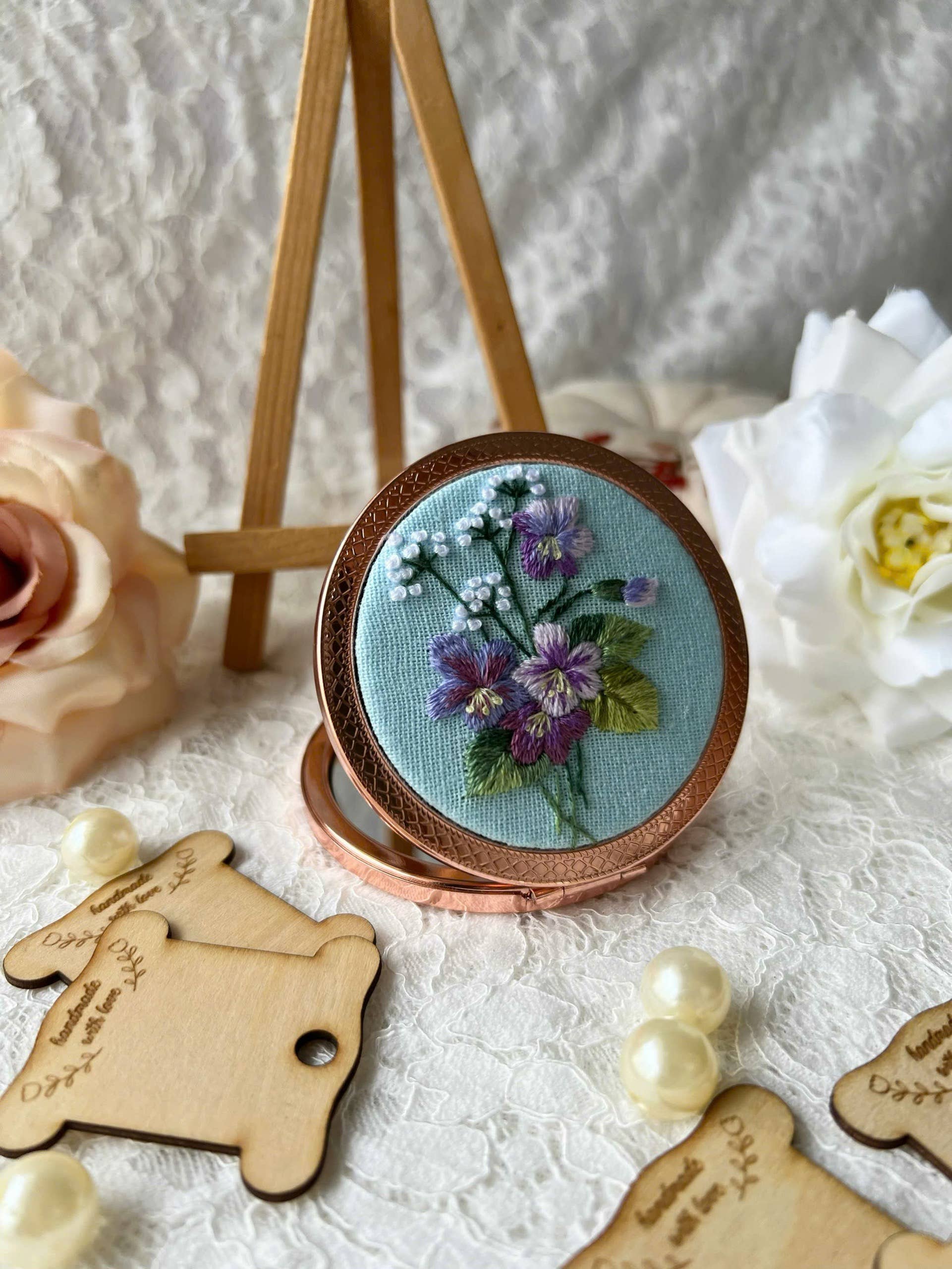 Maple Dream Store – Engroshandel Kompaktspejl – Lomme-spejl med vintage blomstermotiv, håndbroderet13