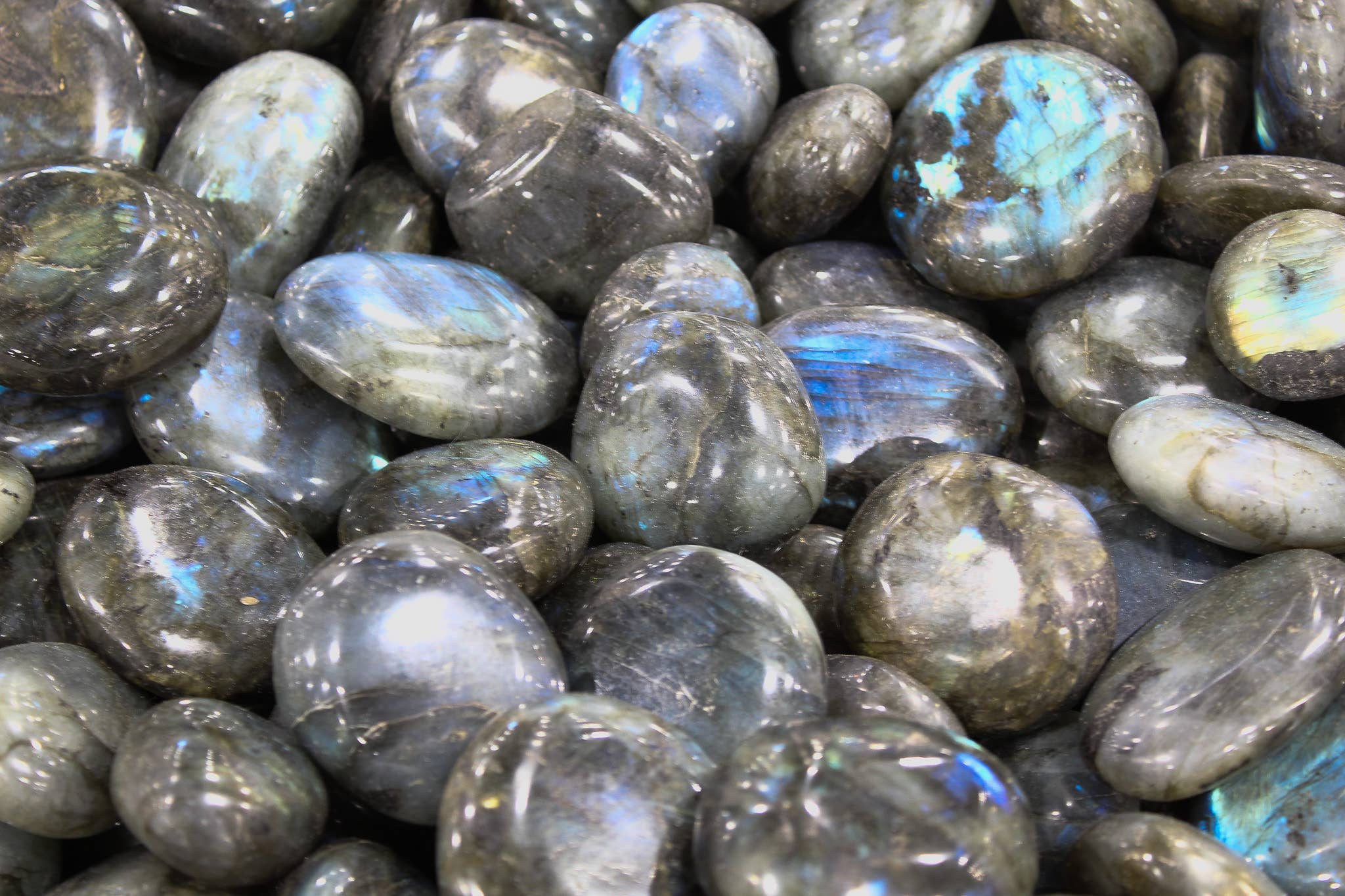 Quasar Gems USA - Wholesale Spiritual Stone/Crystal - Labradorite Gallets Palm Stone 1kg/2lbs4