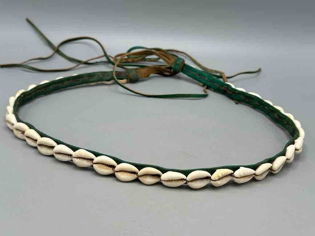 The Niger Bend – Großhandel Gürtel – Damen – Schmaler afrikanischer Krawattenverschluss aus echtem Kaurimuschelleder18