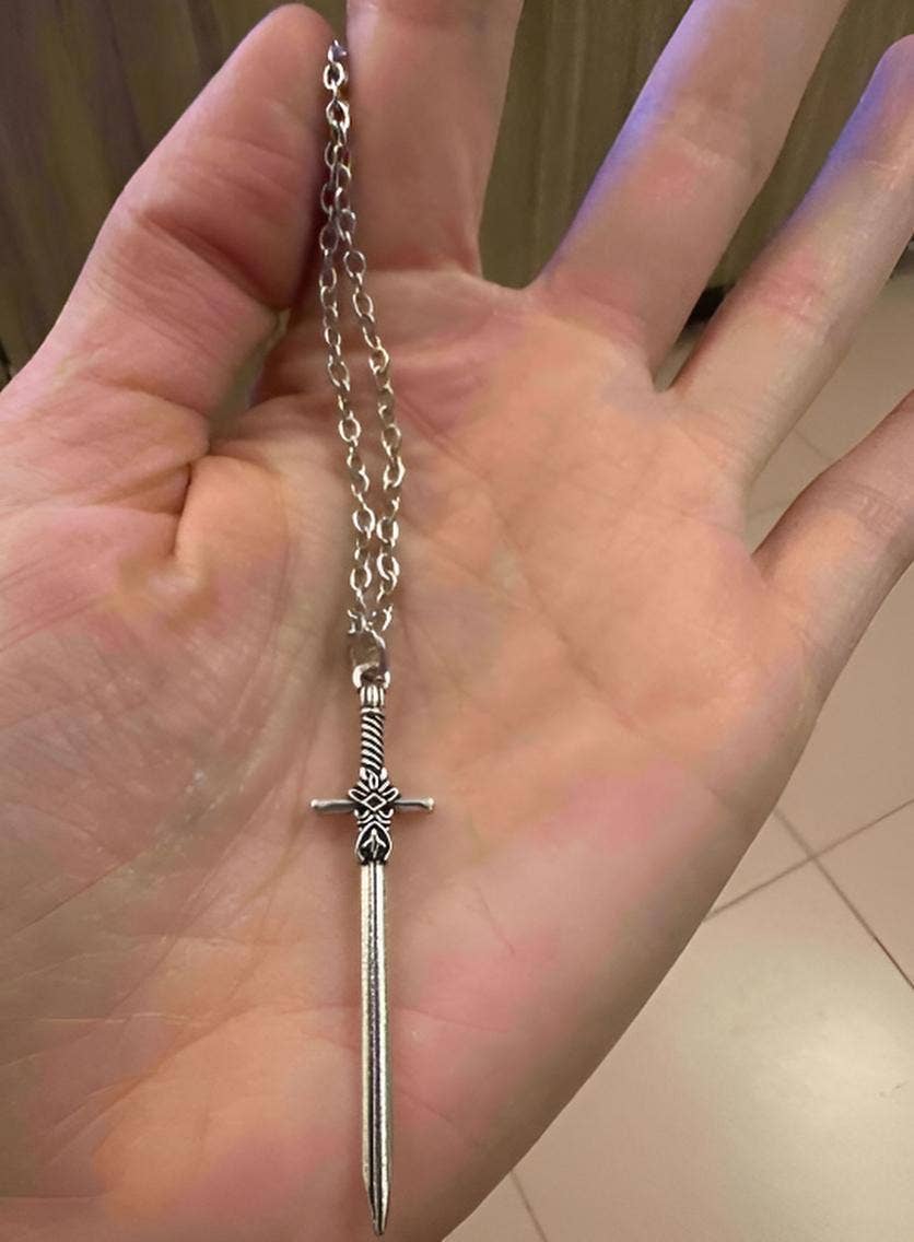 Wild & Free – wholesale Hänge-/berlockhalsband – Medeltida halsband med silversvärd1