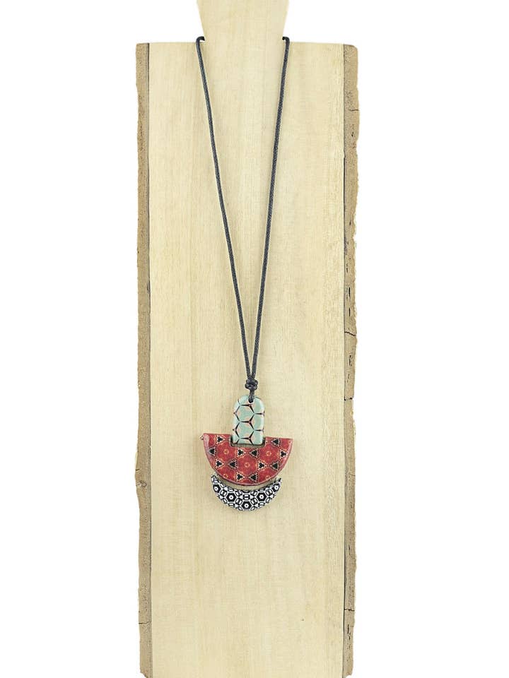 Collana puzzle in legno con tre pezzi irregolari decorati a decoupage per la vendita all'ingrosso da parte di NOA ECCO