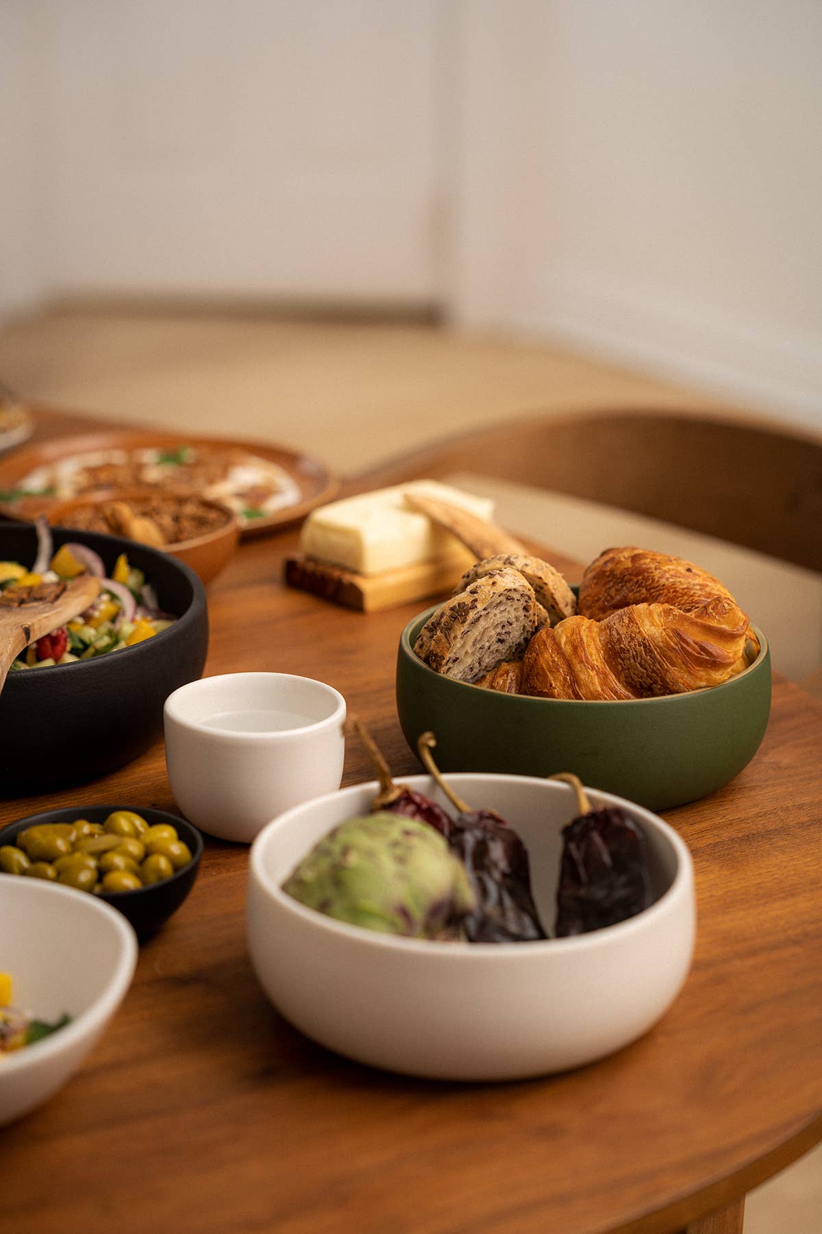 GHARYAN Stoneware & Olive Wood Tableware | USA - Wholesale Serve Bowl - Handmade Stoneware Appetizer Bowl | Coupelle EWA 34 Oz1