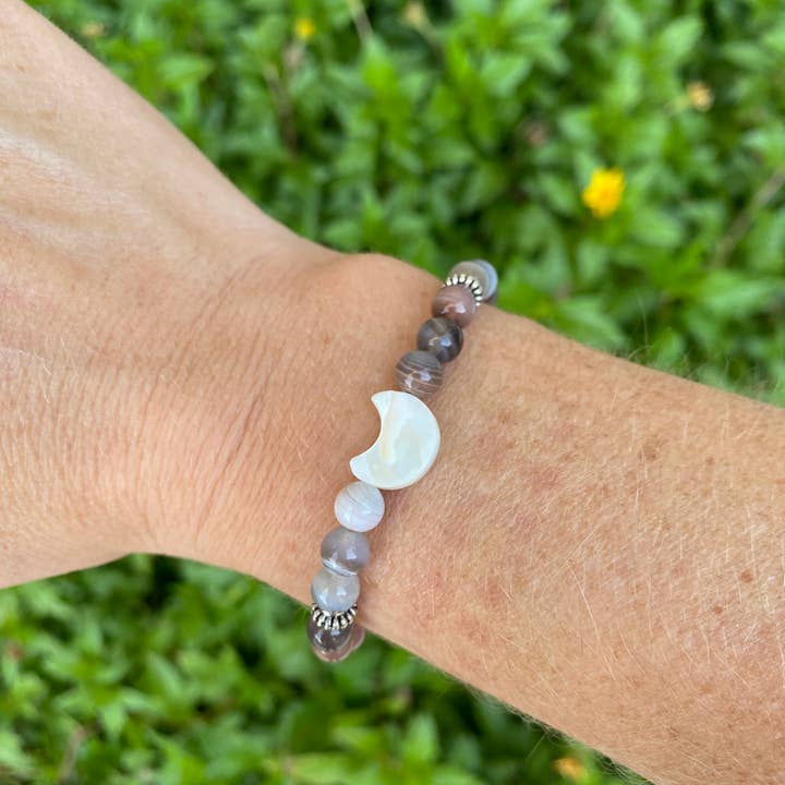 Pulsera apilable delgada de ágata y nácar de Botsuana con forma de luna para venta al por mayor de Love N’ Lava Designs