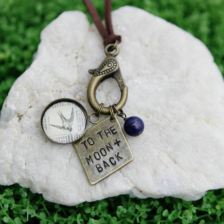 Collier à breloques en cuir estampé main Love You To The Moon pour la vente par Jennifer Dahl Designs LLC