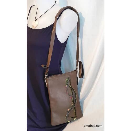 Läderväska och broderier av Amabati för wholesale av Chez XYZ association artistique