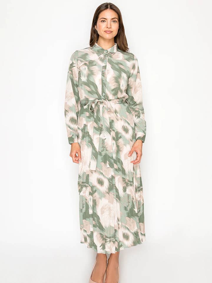 Robe modeste boutonnée sur le devant, couleur vert sauge pour la vente par Yal New York