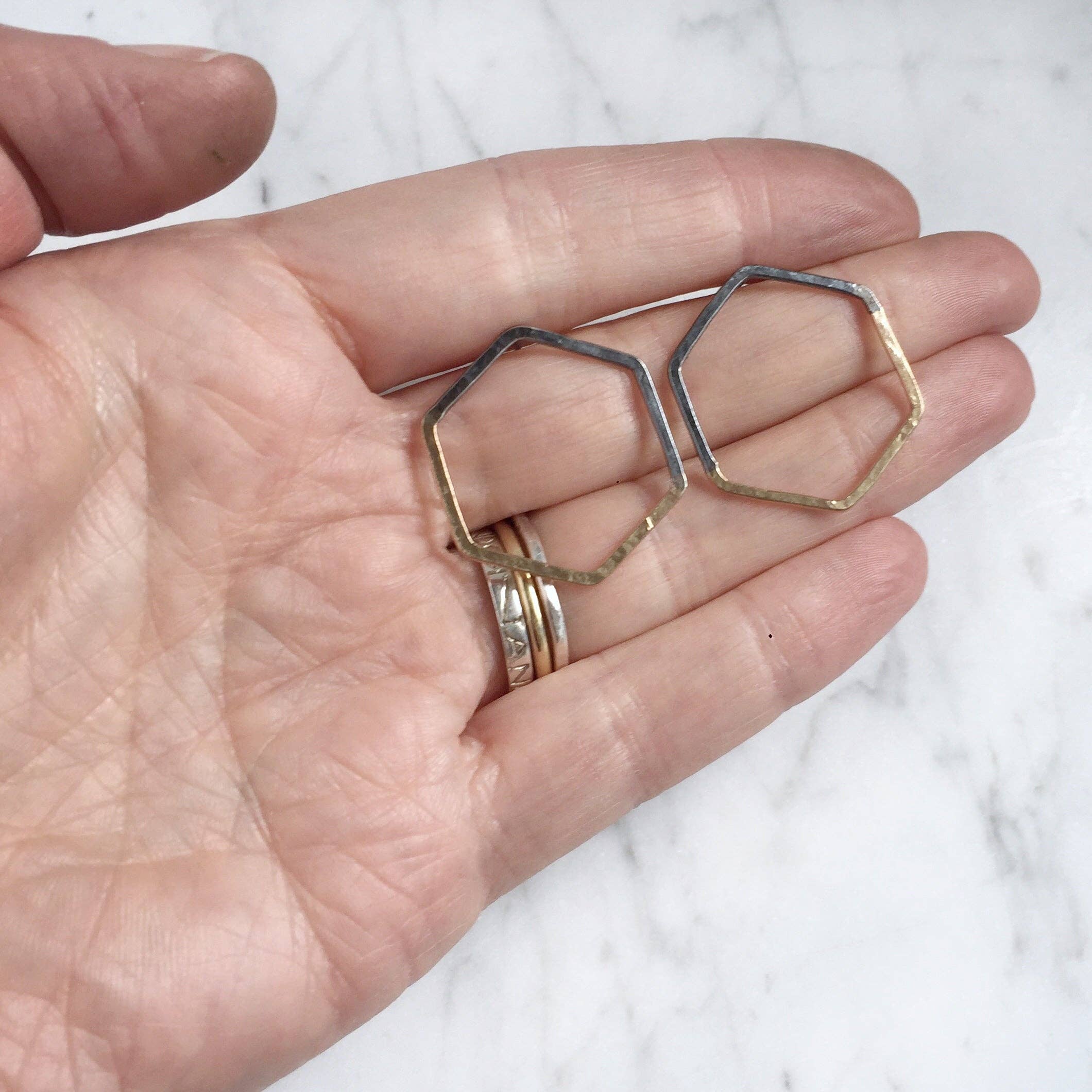 Shepherd’s Run Jewelry – wholesale Solitärörhängen – Halv och Halv Hex Studs6