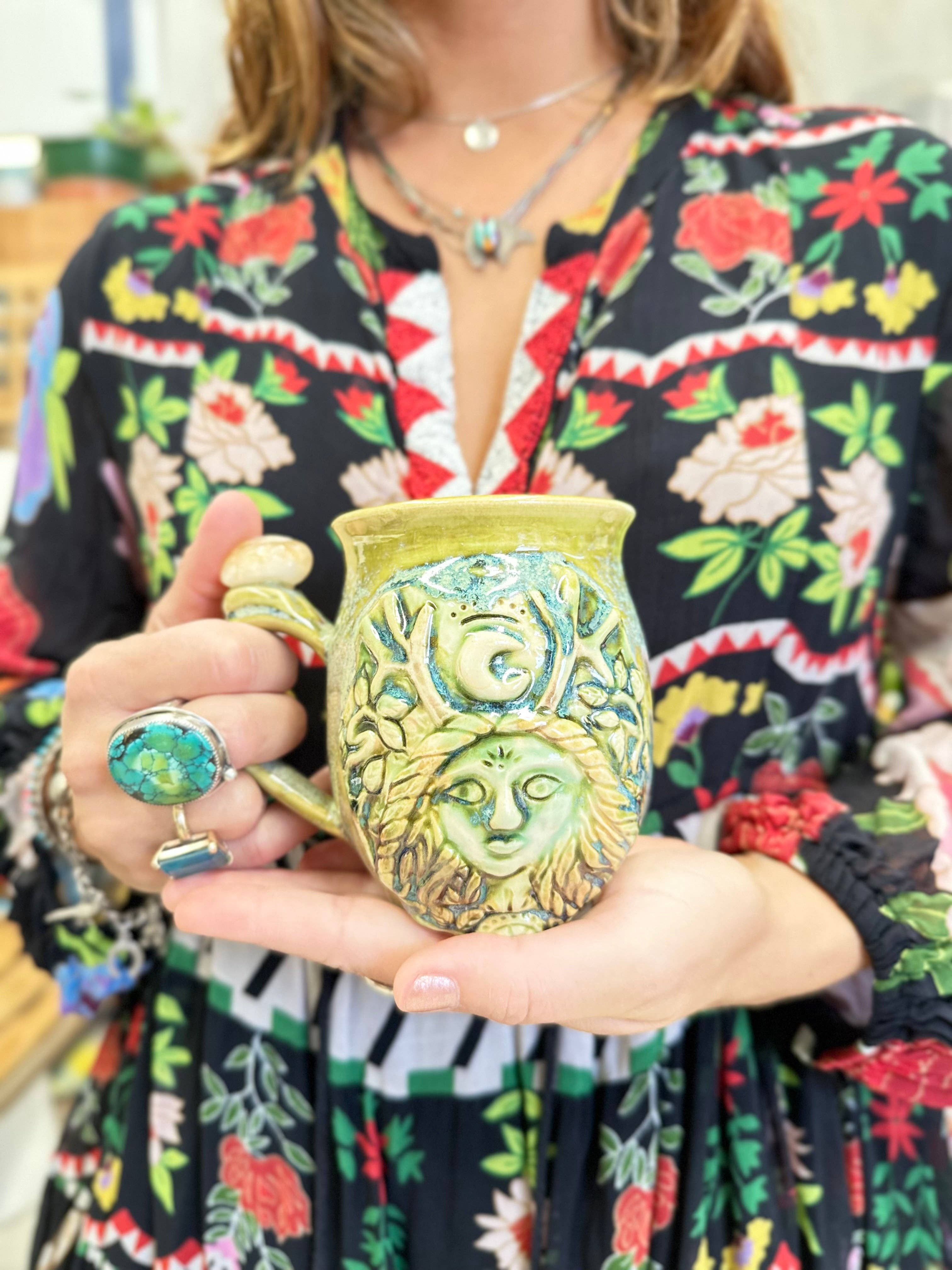 Carys Martin Ceramics – Caneca por atacado – A Deusa com Chifres, Elen dos Caminhos - Caneca de Cristal de Citrino