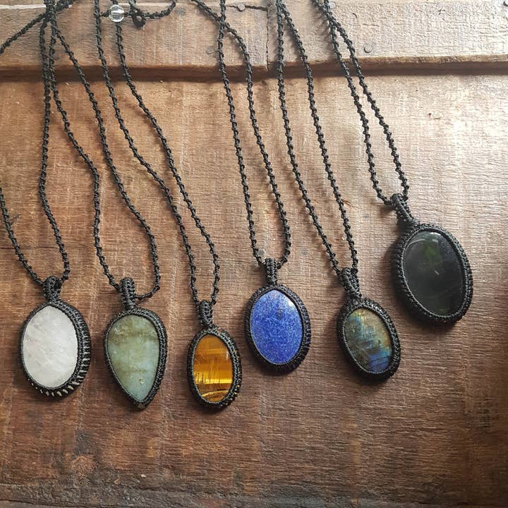 Colgante de piedra preciosa en un cordón negro anudado a mano de 20 pulgadas. para venta al por mayor de Galerie Indra