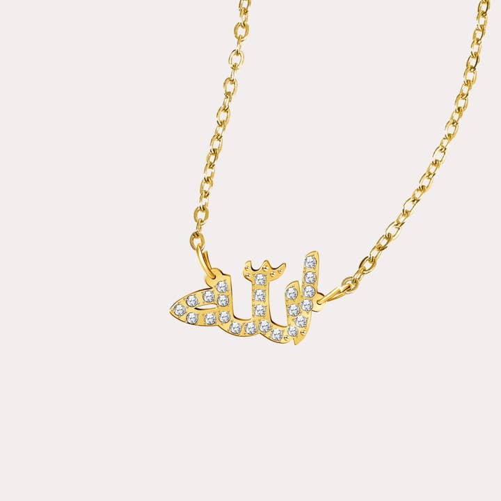 Collier en cristal calligraphie Allah | الله pour la vente par ZUDO
