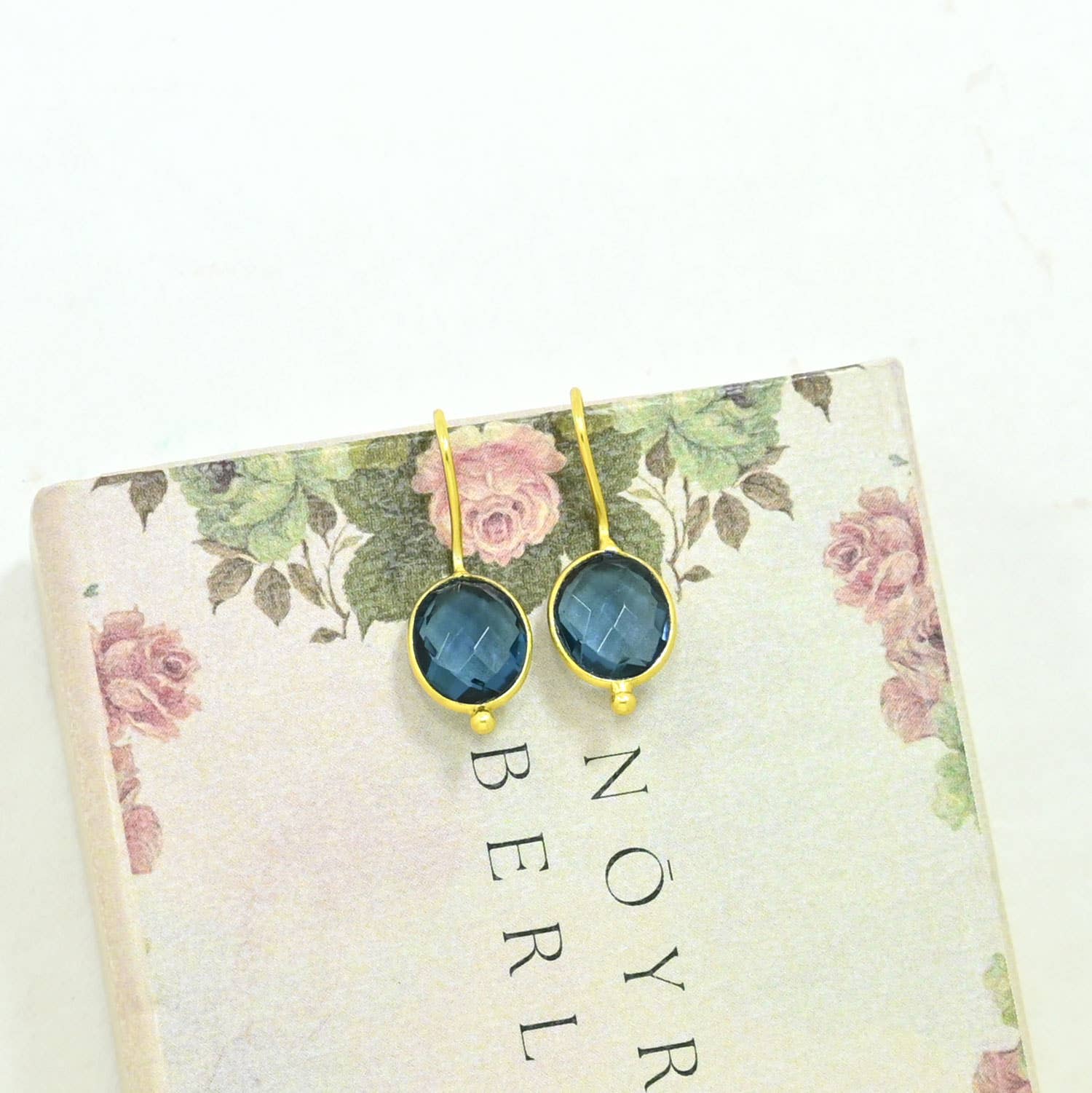 Schmuckoo Berlin – wholesale Dangle earrings – Oval Gemstone Earring Gold Plated Silver 925 - Blue Iolite1