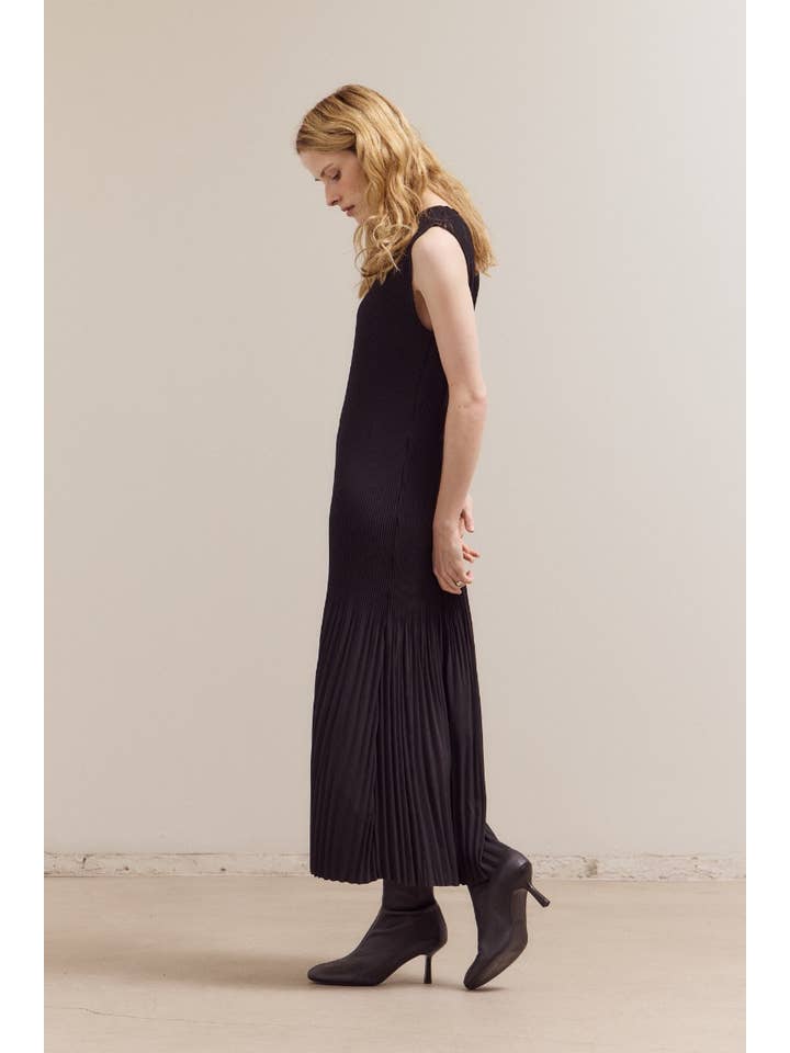 Black 61205 - WRINKLED PLEAT SLEEVELESS MAXI DRESS for wholesale on Faire3