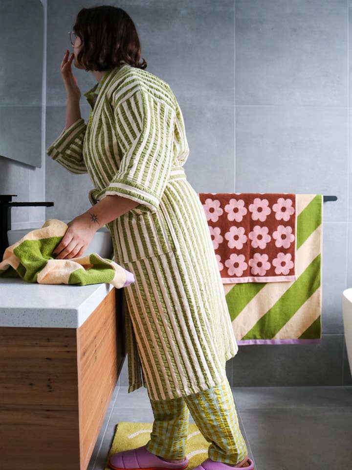 Mosey Me - Wholesale Robe – Women's - Pistachio Seersucker Quilted Robe6