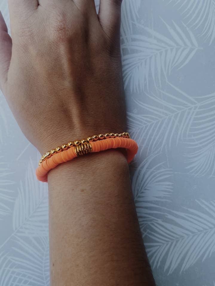 Lyse orange heishi perlearmbånd for engroshandel hos The western jewel