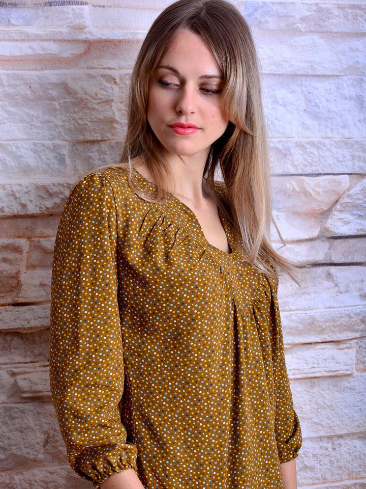 Stadtkind Potsdam – Großhandel Bluse – Damen – Bluse NATALIE braun Punkte ocker Rüschen Polka Dots von STADTKIND POTSDAM