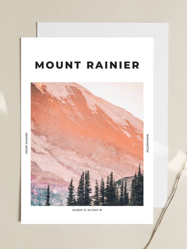 Estampado «Mountain Glow» de Mount Rainier para venta al por mayor de The Travel Edit