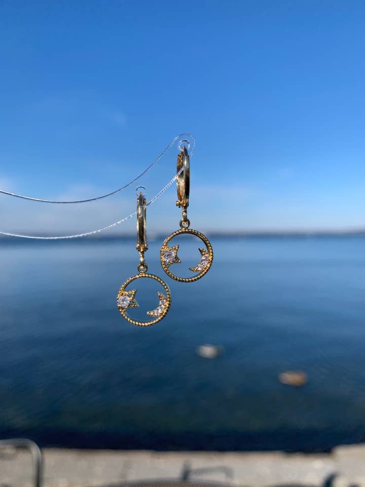 Läckra Moon och Star Huggie örhängen för wholesale av HolyGuacamolly